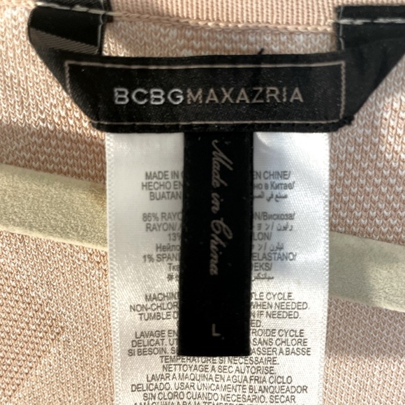Large BCBGMAXAZRIA Gardenia top with bottom detail flair. Pink - Picture 10 of 17